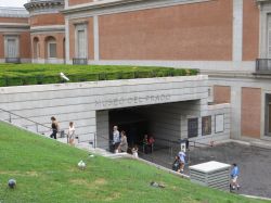 Ingresso moderno al Museo del Prado di Madrid in Spagna - © TMP_An_Instant_of_Time / Shutterstock.com