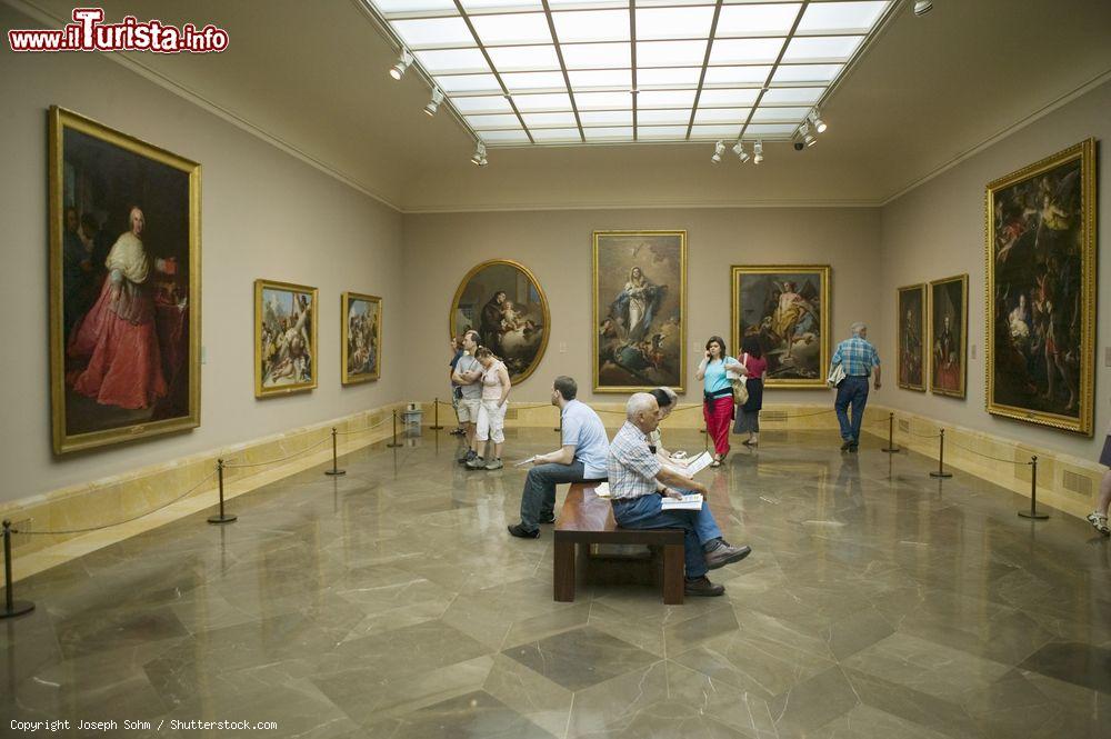 Immagine Una sala con dipinti dentro al museo del Padro, luogo imperdibile di Madrid - © Joseph Sohm / Shutterstock.com