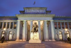 Il Museo Nazionale del Prado e il memoriale a Velazquez di Aniceto Marinas a Madrid. - © Renata Sedmakova / Shutterstock.com