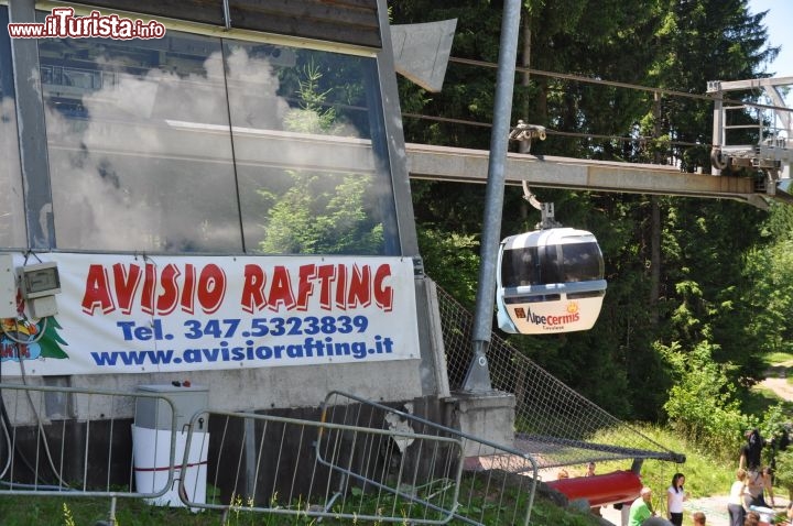 Avisio rafting si trova lungo il fiume presso la stazione intermedia Alpe di Cermis