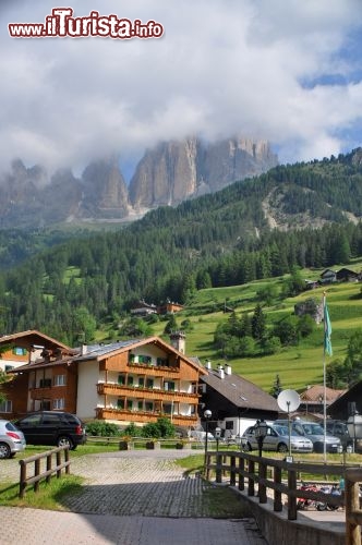 Campitello di Fassa con il Sasso Lungo