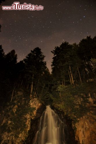 La cascata di Predazzo e cielo stellato