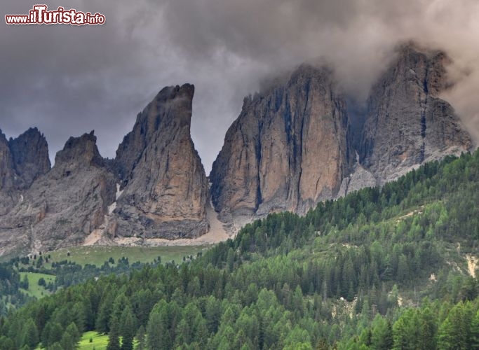 Sasso Lungo avvolto dalle nubi da Campitello di Fassa