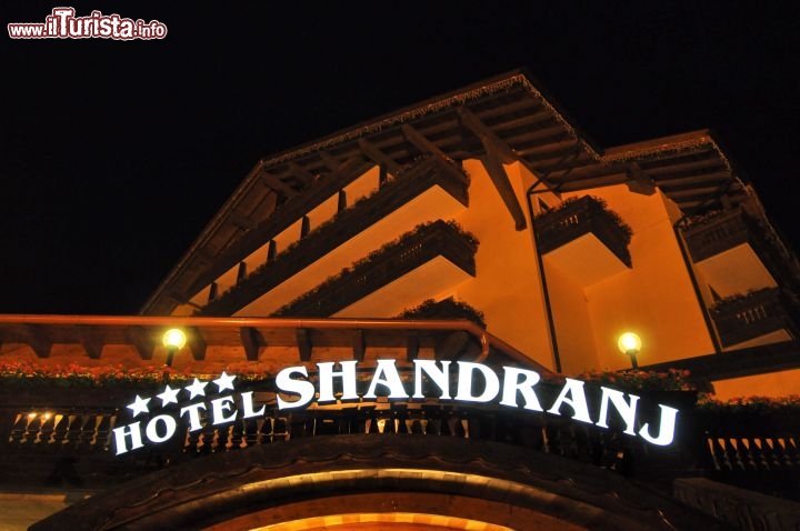 Hotel Shandranj vista notturna