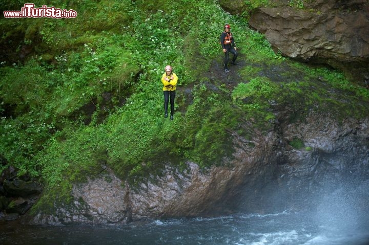 Il Salto a fianco dalla cascata durante il rafting dellAvisio Foto di Mario Mele