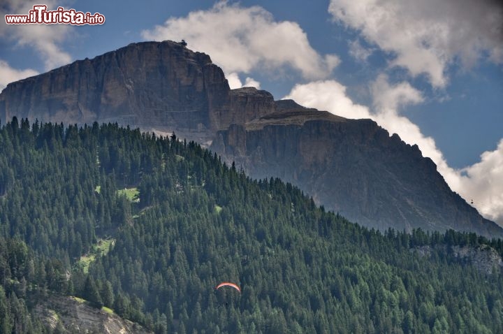 Il Sass Pordoi visto dalla funiva del Col Rodella