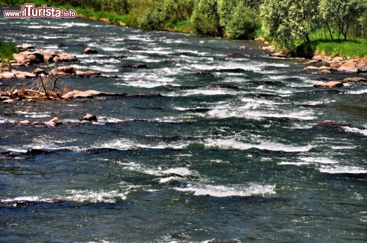Le rapide del fiume Avisio aspettano i turisti per il rafting