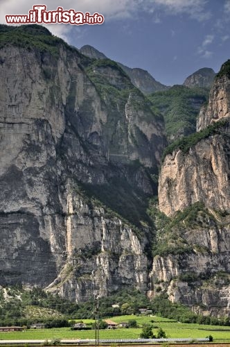 Pareti di roccia vicino a San Michele all'Adige, la terra del Teroldego Roteliano