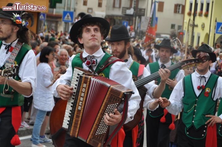 Segra de San Vile musicanti in strada a Moena