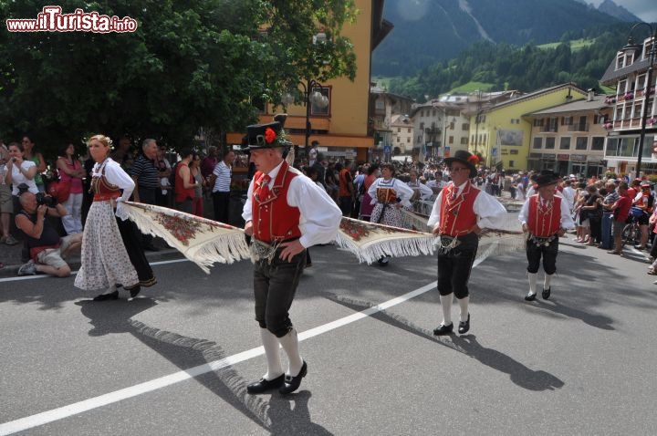 Sfilata a Moena durante la Segra de San Vile