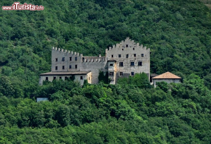 Un castello del Trentino lungo la valle dell'Adige