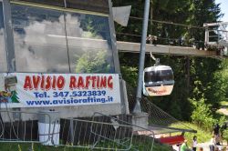 Avisio rafting si trova lungo il fiume presso ...