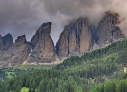 Sasso Lungo avvolto dalle nubi da Campitello ...