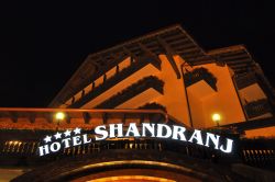 Hotel Shandranj vista notturna