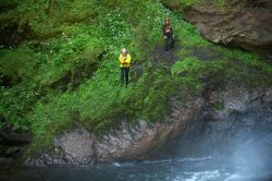 Il Salto a fianco dalla cascata durante il rafting ...