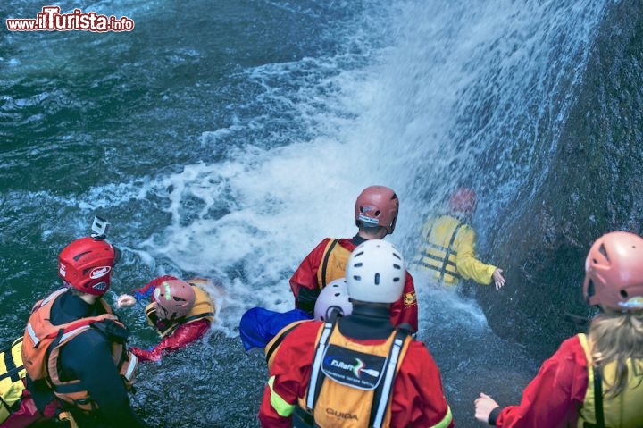 Sotto la cascata a vitanova12 durante il rafting in Trentino Foto di Mario Mele