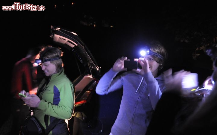 Trekking di notte a Predazzo, i preparativi della passeggiata alla cascata