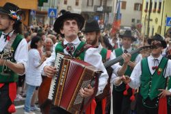 Segra de San Vile musicanti in strada a Moena ...