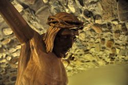 Un crocifisso esposto nella bottega del Bepo