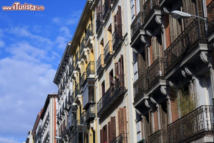 Immagine Le facciate dei palazzi nel Barrio de Chueca a Madrid