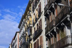 Le facciate dei palazzi nel Barrio de Chueca ...