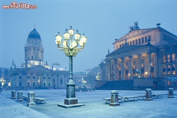 Immagine Piazza Gendarmenmarkt (Berlino) una sera d'inverno: la Konzerthaus (Sala Concerti) di Karl Friedrich Schinkel e a sinistra la Cattedrale Tedesca (Deutsche Dom)
