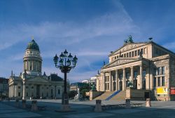 Panorama del Gendarmenmarkt con a sinistra la Deutsche Dom a sinistra il Konzerthaus