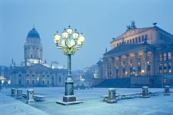 Piazza Gendarmenmarkt (Berlino) una sera d'inverno: la Konzerthaus (Sala Concerti) di Karl Friedrich Schinkel e a sinistra la Cattedrale Tedesca (Deutsche Dom)
