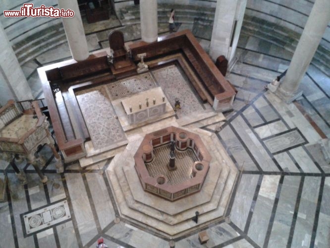 Immagine L'Interno del Battistero di Pisa, famoso per la sua impressionante acustica 