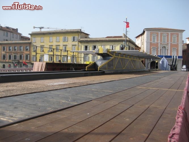 Immagine Preparativi per il Gioco del Ponte di Pisa. Una volta i carri cercavano di scaraventarsi l'un l'altro dentro al fiume, Oggi i rioni di mezzogiorno e tramontana si sfidano schiena contro schiena per decidere chi è più forte