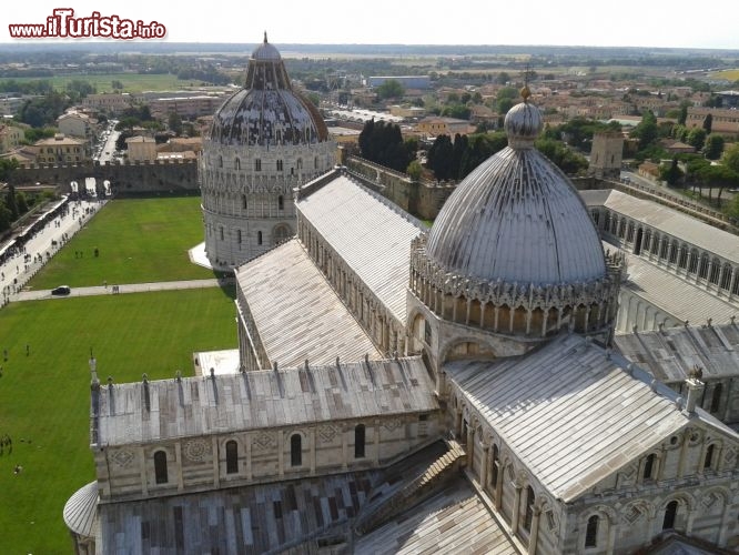 Immagine Piazza dei Miracoli vista dalla Torre di Pisa: in primo piano il Duomo, a destra il Camposanto Monumentale, in fondo il Battistero