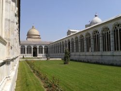 Il Camposanto Monumentale di Pisa, si trova in Piazza dei Miracoli, e cioè la Piazza del Duomo