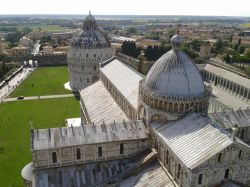 Piazza dei Miracoli vista dalla Torre di Pisa: in primo piano il Duomo, a destra il Camposanto Monumentale, in fondo il Battistero