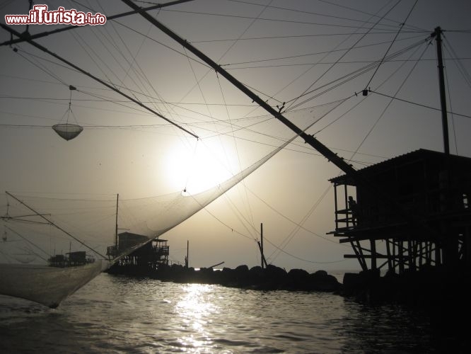Immagine Retoni da pesca a Boccadarno ad ovest di Pisa, là dove il fiume Arno crea il suo estuario sul mare Tirreno