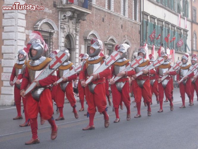 Immagine Sfilata dei rioni per il Gioco del Ponte di Pisa