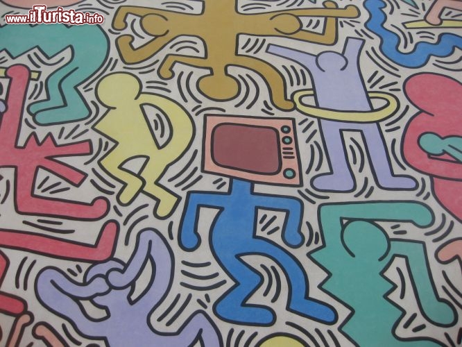 Immagine Particolare del murale Tuttomondo di Keith Haring a Pisa