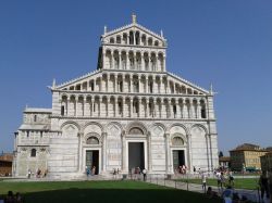 La Cattedrale in Piazza dei Miracoli, ovvero il magnifico Duomo di Pisa, capolavoro di arte romanica
