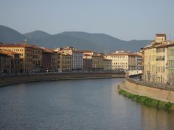 Il fiume Arno a Pisa. Il momento più suggestivo per ammirarlo è durante la Luminaria (quando tantissimi lumini vengono accessi alla sera lungo le sue rive, evento che si svolge ...