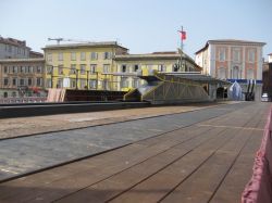 Preparativi per il Gioco del Ponte di Pisa. Una volta i carri cercavano di scaraventarsi l'un l'altro dentro al fiume, Oggi i rioni di mezzogiorno e tramontana si sfidano schiena contro ...