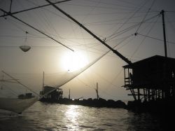 Retoni da pesca a Boccadarno ad ovest di Pisa, là dove il fiume Arno crea il suo estuario sul mare Tirreno