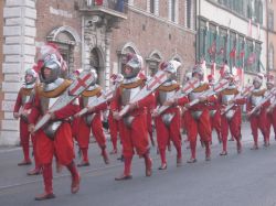 Sfilata dei rioni per il Gioco del Ponte di Pisa