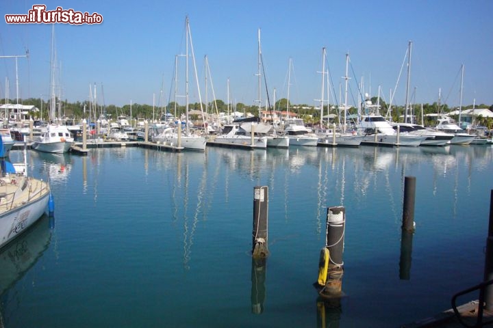 La marina di Darwin Cullen Bay - Gode di fresche brezze marine, notti tiepide, tramonti gloriosi e il clima caldo del Top End, per tutto l'anno. E' piacevole cenare in uno dei ristoranti speciali di Cullen Bay o semplicemente passeggiare e godere la serena atmosfera tropicale. Due dei nostri bar preferiti a Cullen Bay sono BuzzCafe The Boatshed.