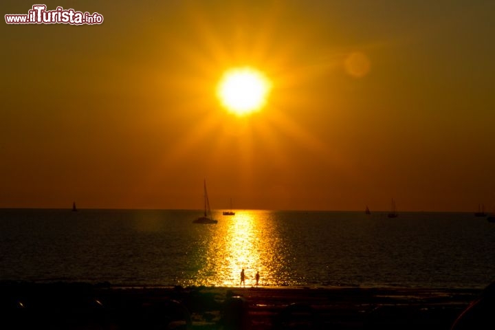 Darwin Ski Club al tramonto - Presso il Darwin Ski Club sulle rive del Golfo Beagle nel Mare di Timor, le calde brezze marine tropicali e tramonti magnifici possono essere gustati e goduti tutto l'anno. Qui si si può cenare in un'atmosfera rilassata e amichevole. Indirizzo: 20 Conacher Street Fannie Bay NT 820