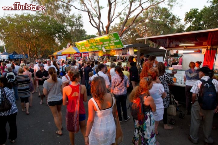 Mindil Beach Sunset Markets Darwin Australia - Si svolge al giovedì e alla domenica durante la dry season, dopo il tramonto migliaia di persone affollano le bancarelle e gli stand gastronomici