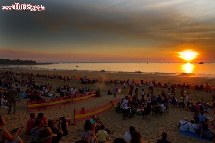 Il momento del tramonto a Mindil Beach Darwin, Australia - Questo il luogo dove migliaia di persone si riversano in spiaggia per ammirare il tramonto sull'acqua