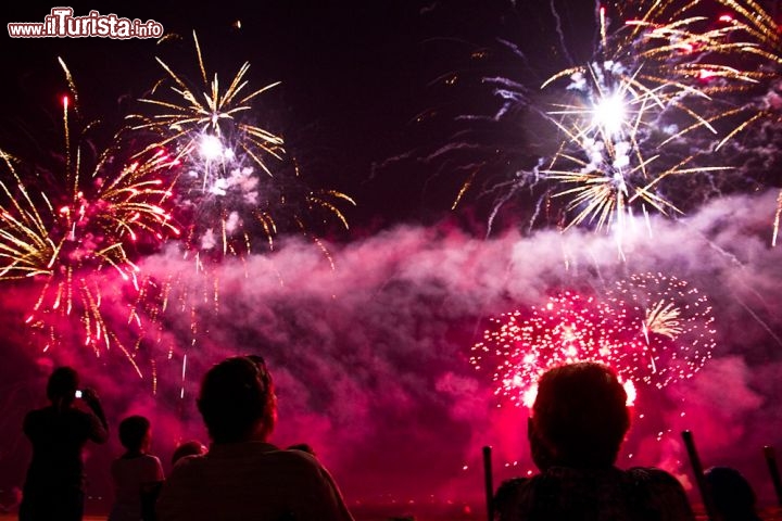 I fuochi artificiali chiudono i sunset markets di Darwin - Siamo a Mindil Beach la famosa spiaggia di Darwin dove durante la stagione secca si svolgono al giovedì e domenica sera i celebri mercatini