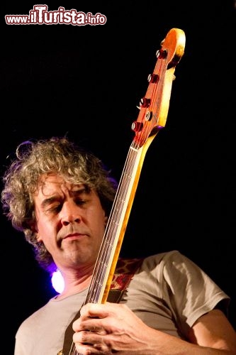 Bassista al Gardens Amphitheatre del Blues Festival Darwin