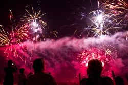 I fuochi artificiali chiudono i sunset markets ...