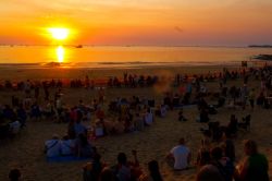 Il rito del Tramonto a Mindil Beach Darwin (Australia) ...