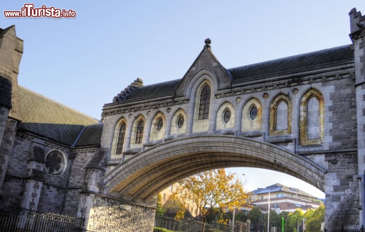 Immagine Il ponte che collega la Christ Church Cathedral alla Synod Hall. Al suo interno Dublinia, mostra che illustra la vita nella Dublino medievale.